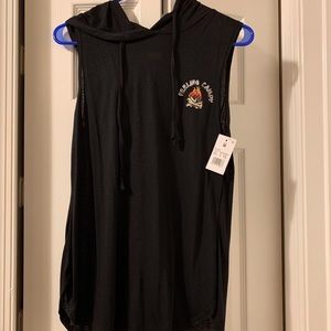 Sleeveless hooded shirt